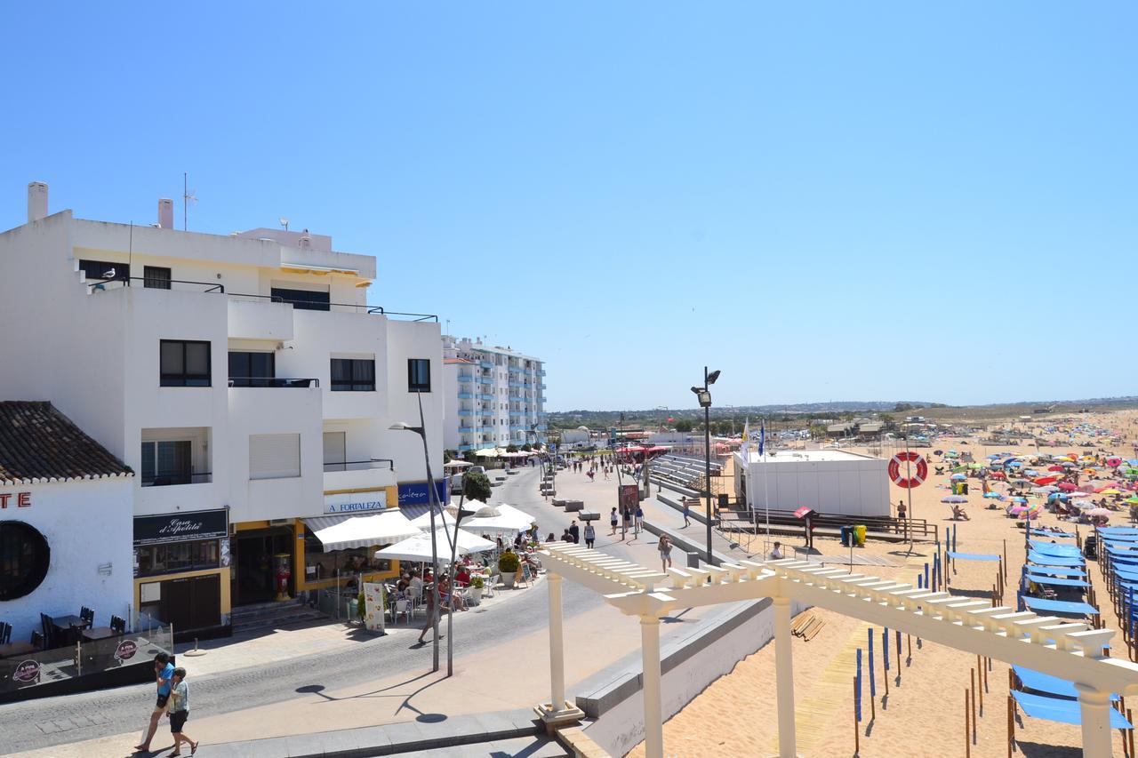 Apartamento Pe Na Areia, Armacao De Pera Bagian luar foto